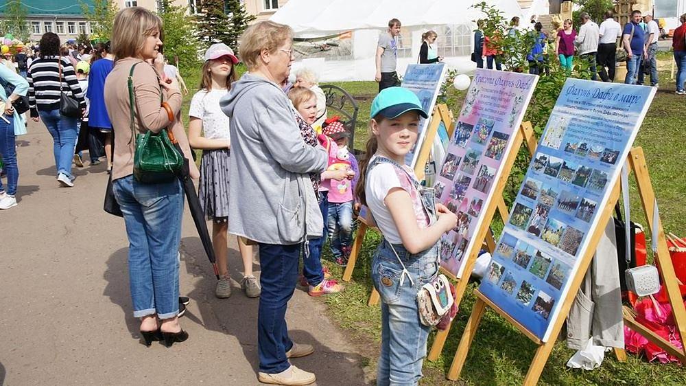 Porodice čitaju o Falun Dafa
