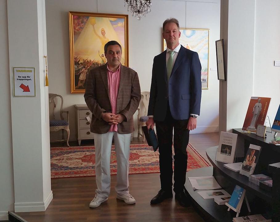 Gosp. Niklas Nåbo, prvi zamjenik gradonačelnika grada Linköpinga, i Ilias, domaćin likovne izložbe, na ceremoniji otvaranja 26. maja 2017. godine.