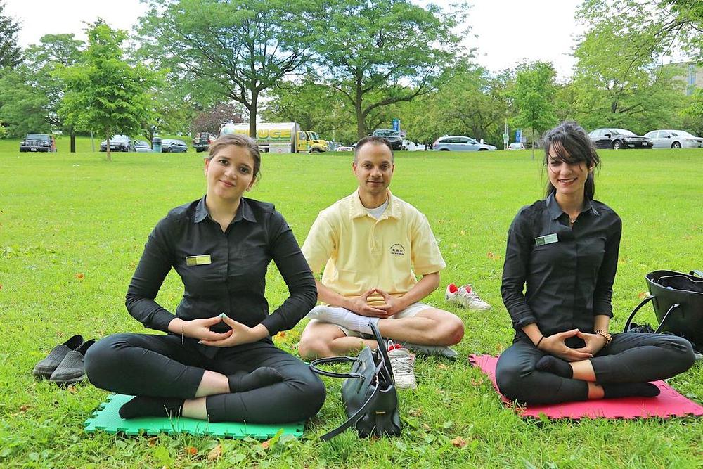 Dvije studentkinje sa Univerziteta u Ottawi, Dalia i Zahra, su bile zainteresovane naučiti vježbe