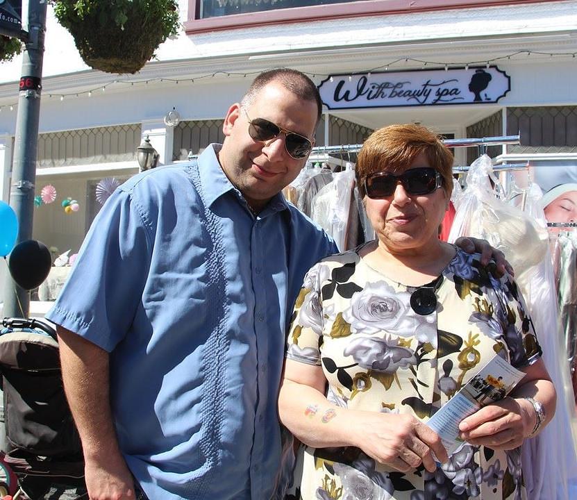 Lorna i njen sin su aplauzom pozdravili Falun Gong praktikante.