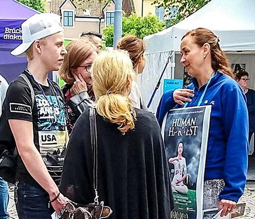 Praktikanti Falun Gonga predstavljajuFalun Gong na Visby Squaeru za vrijeme Almedalena