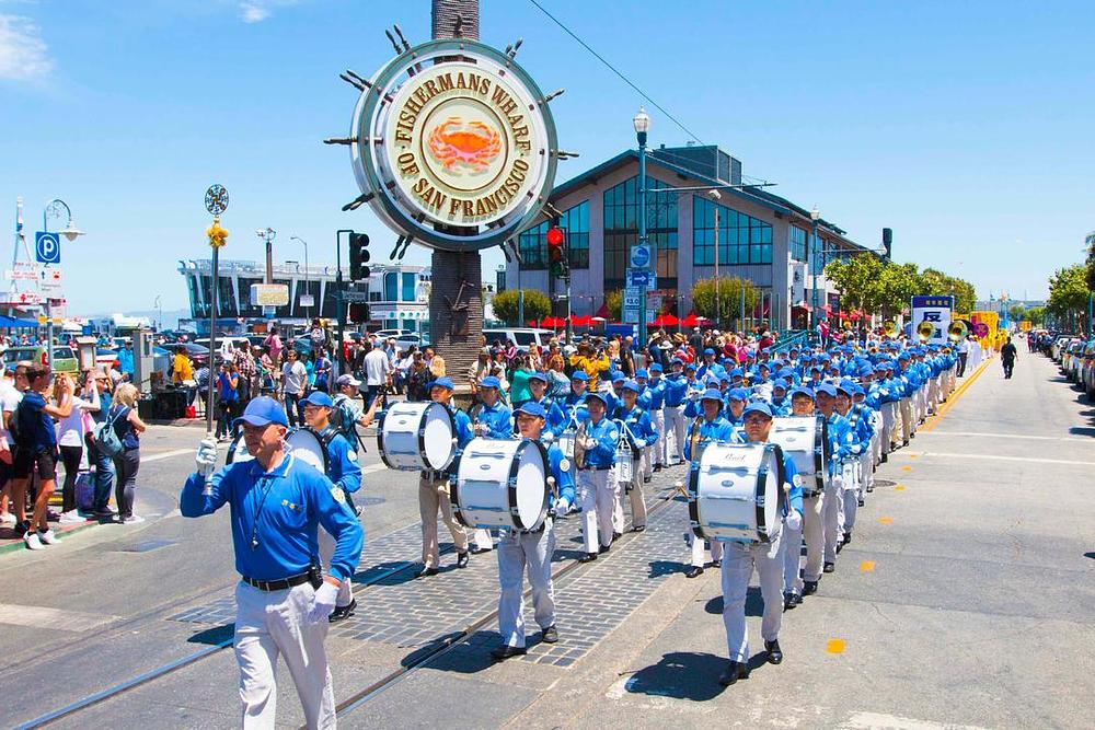 Paradu je predvodio Tian Guo Marching Band