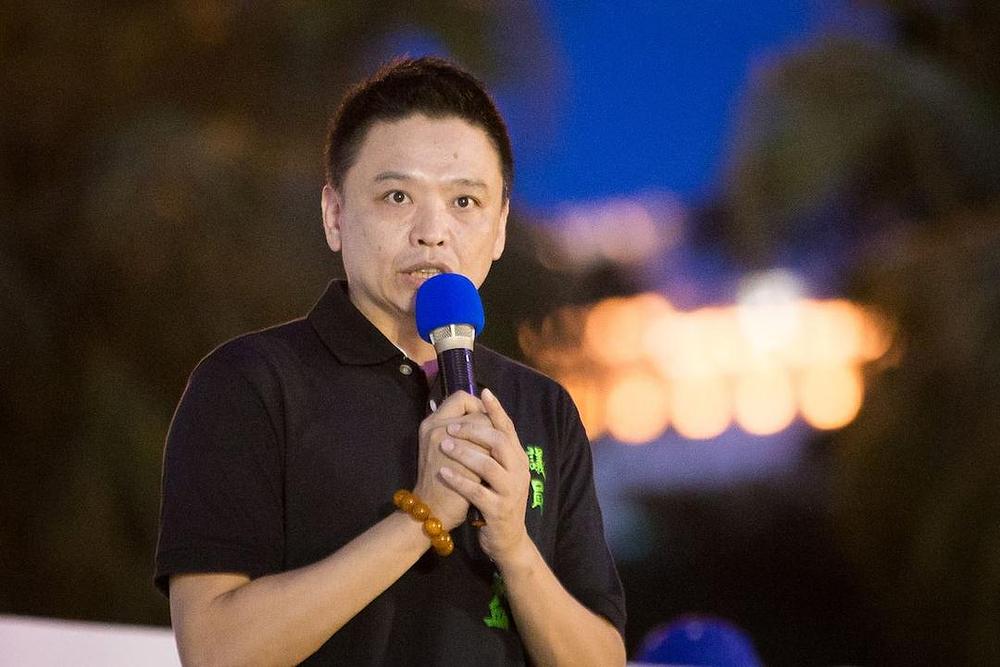 Gradski vijećnik iz grada Taipeija, Hung Janyi, je primijetio kako podrška Falun Gongu dolazi iz svih političkih partija.