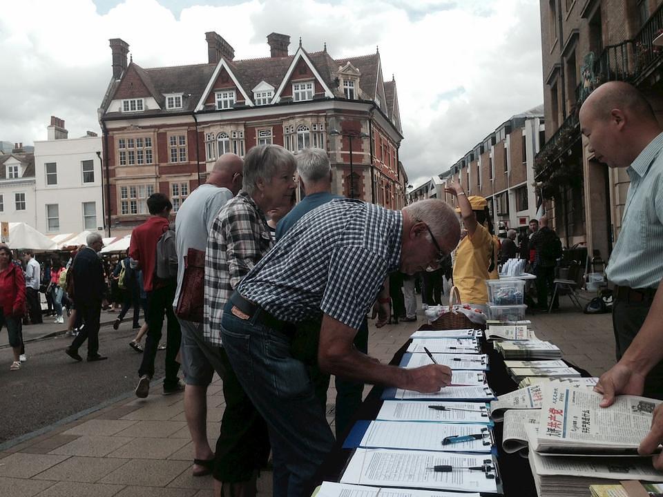 Potpisivanje peticije podrške Falun Gongu