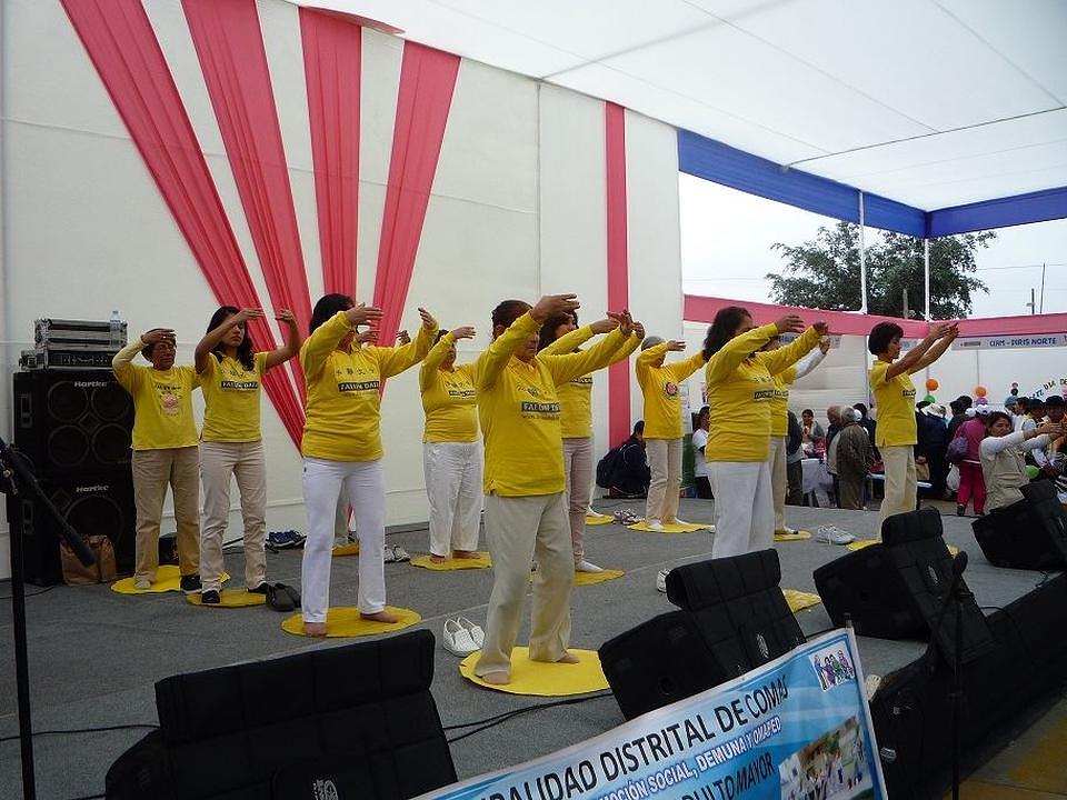 Praktikanti demonstriraju pet vježbi u Gradskom centru grada Comasa