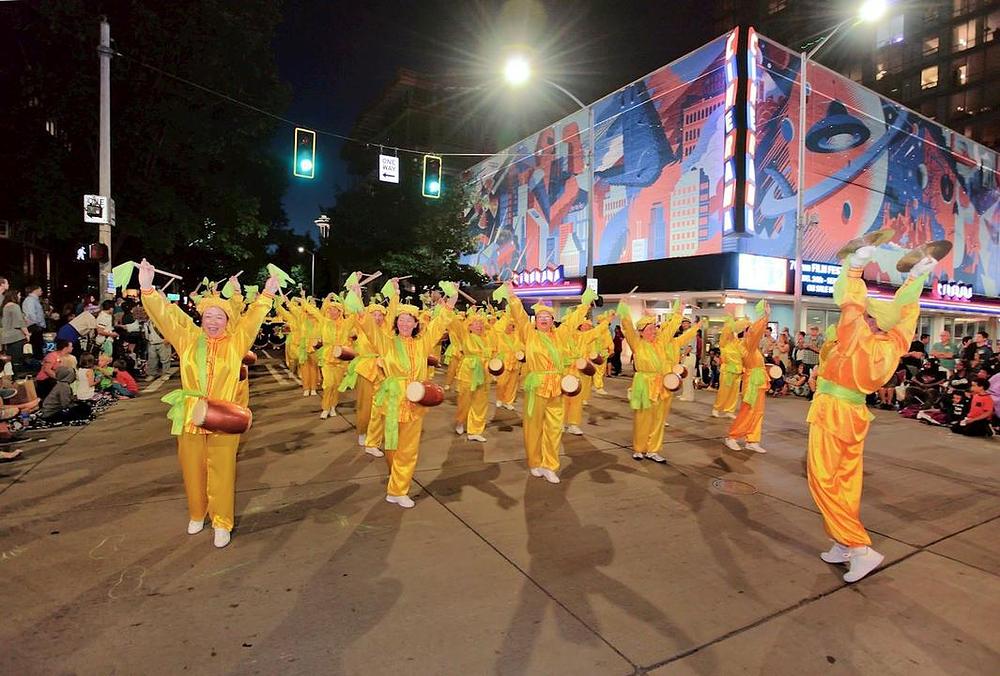 Praktikanti sviraju na dobošima