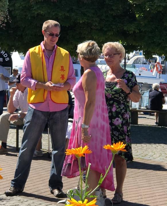 Praktikanti ljudima objašnjavaju Falun Gong