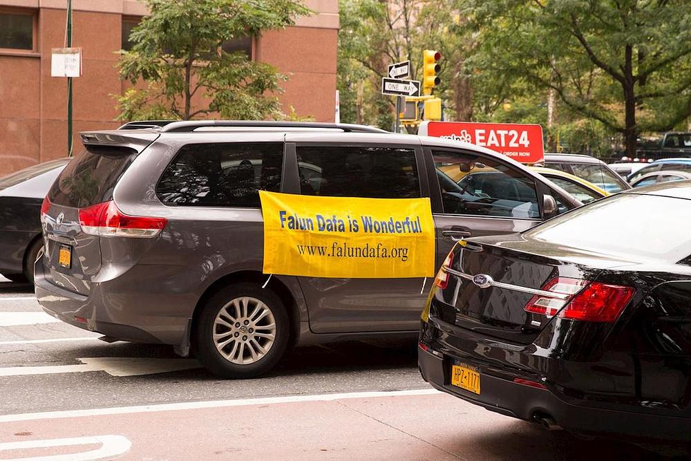 Praktikanti Falun Gonga podižu svijest ljudi o progonu u Kini i pozivaju na okončanje progona za vrijeme zasjedanja Skupštine Ujedinjenih Nacija od 18. do 22. septembra.