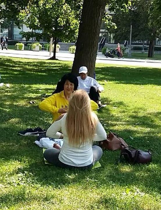 Prolaznica uči Falun Gong vježbe