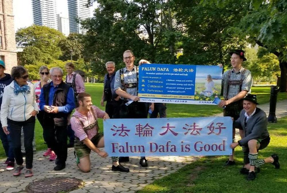 Turisti iz Belgije fotografiraju transparente