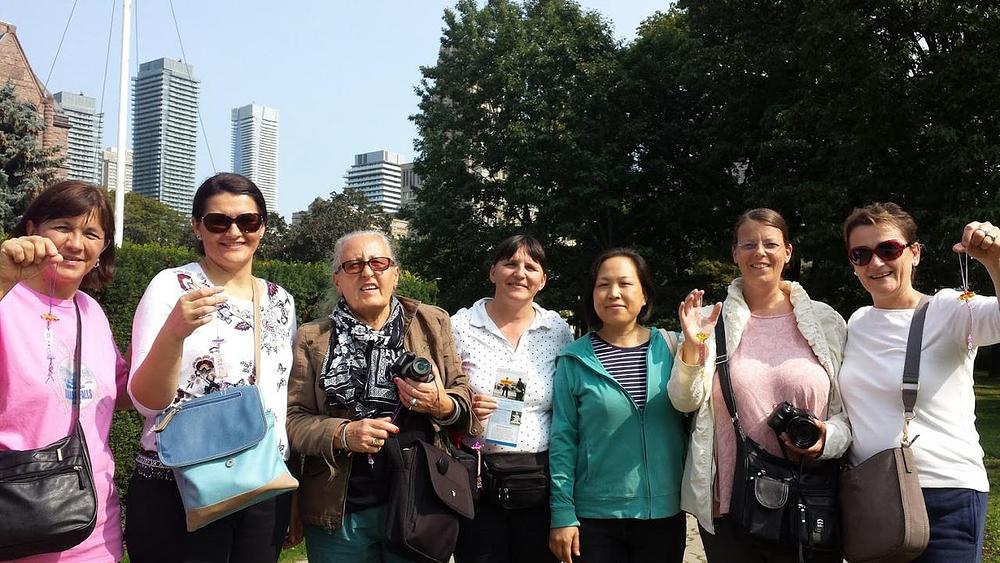 Turisti iz Hrvatske s letcima i lotusima koje su im dali praktikanti