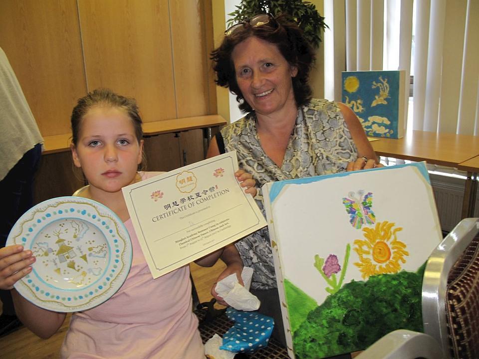 Elly i njena majka na Minghui ljetnom kampu.