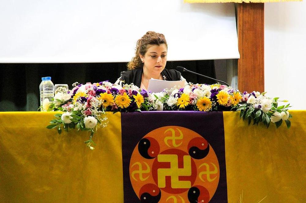 Demet, praktikantica, govori na konferenciji.