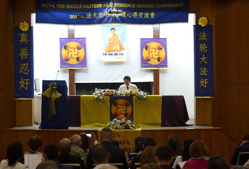 Praktikant govori na konferenciji.