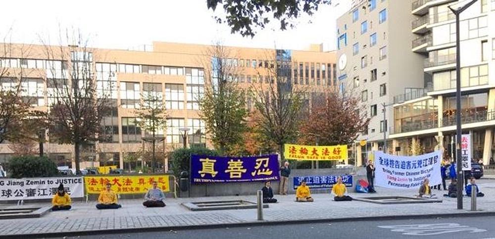 Falun Gong praktikanti mirno demonstriraju za vrijeme održavanja Evroazijskog samita u Briselu u Belgiji.
