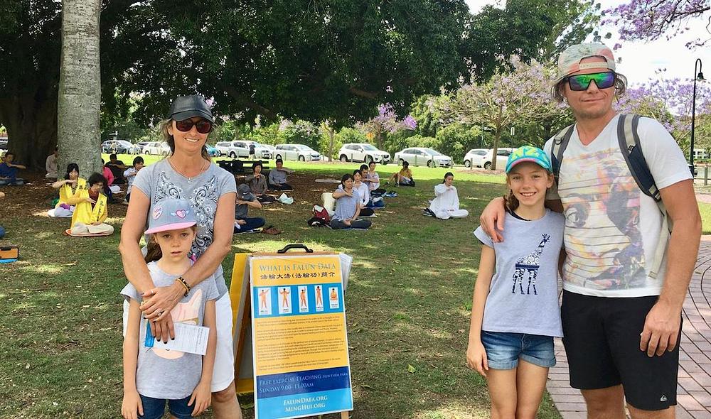 Jasonu, Fernandi i njihovim dvjema kćerkama se dopada atmosfera koja se stvara oko praktikanata Falun Gonga.