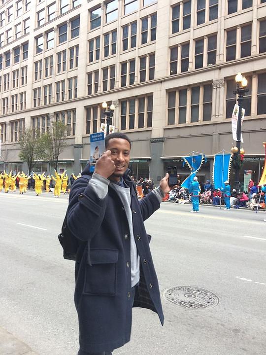 Brandon Carter je bio impresioniran nastupom Falun Dafa grupe 