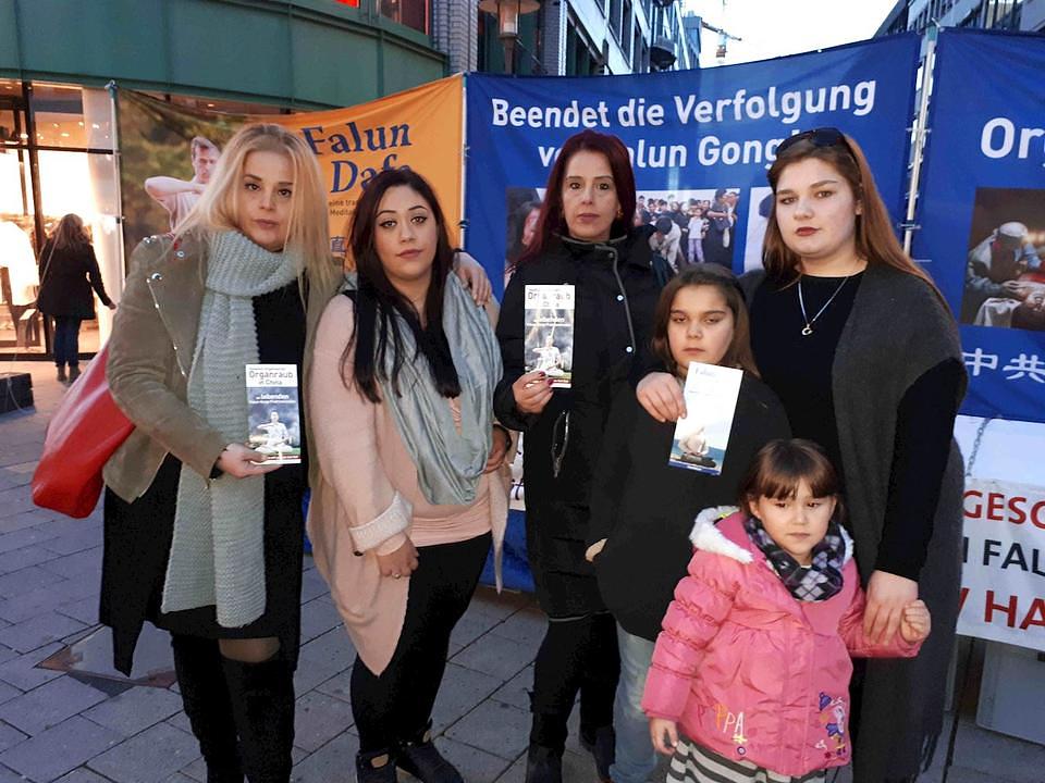 Jasmina iz Bosne u društvu svoje obitelji
 