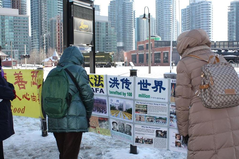 Informativni štand ispred Toronto TV tornja
