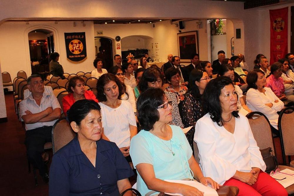 Praktikanti na konferenciji su pažljivo slušali. 