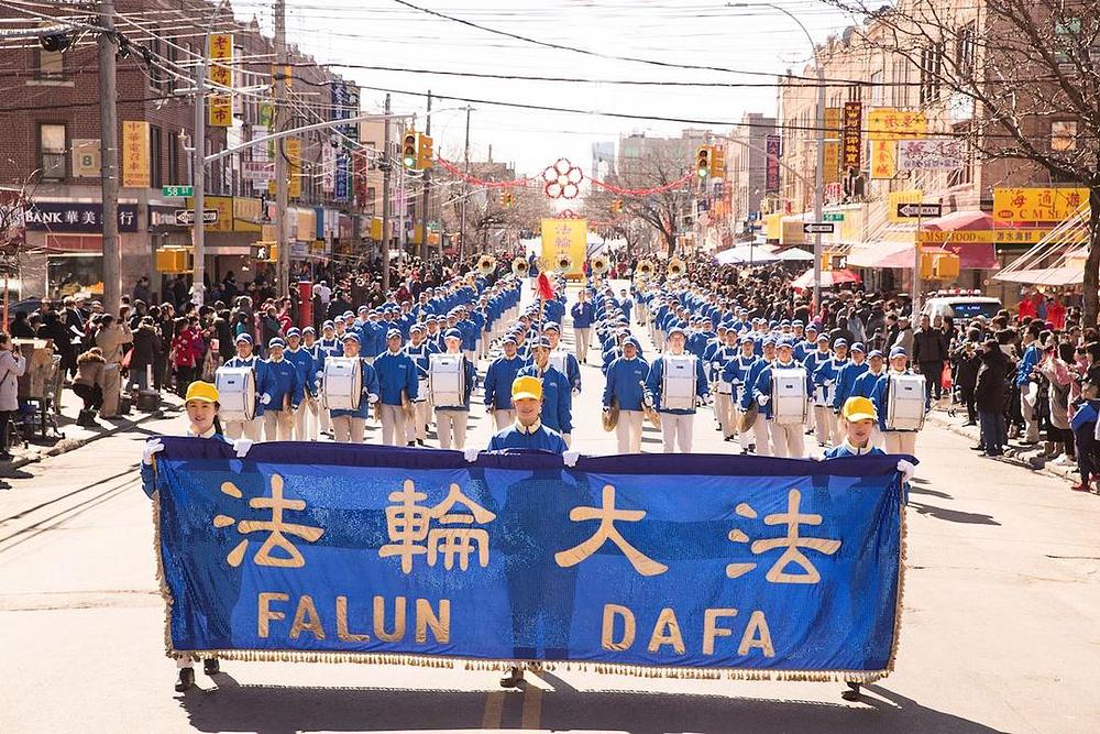 Tian Guo Marching Band predvodi Falun Gong paradu 11. marta u Brooklynu, New York.