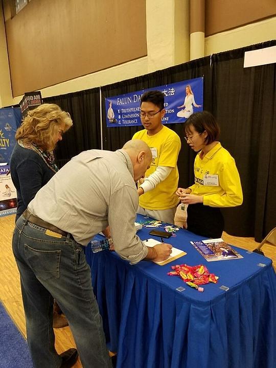 Falun Gong praktikanti na Sajmu "Kuća i vrt" u Fort Worthu