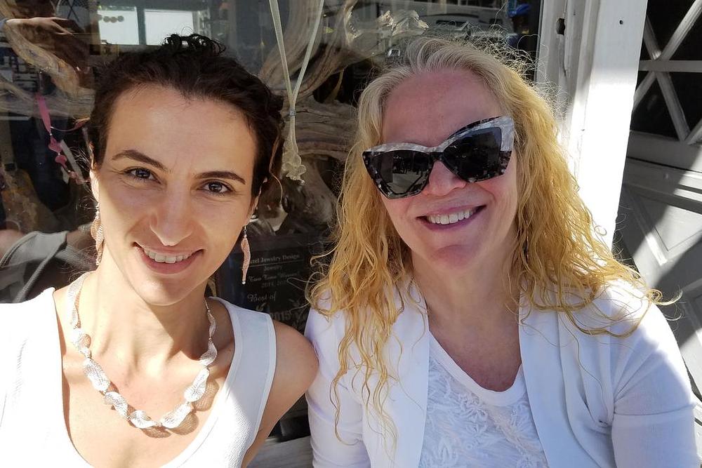 Vlasnica biznisa Semrha Durak (lijevo) i njena prijateljica Nola Anderson su uživale  u nastupu praktikanata  