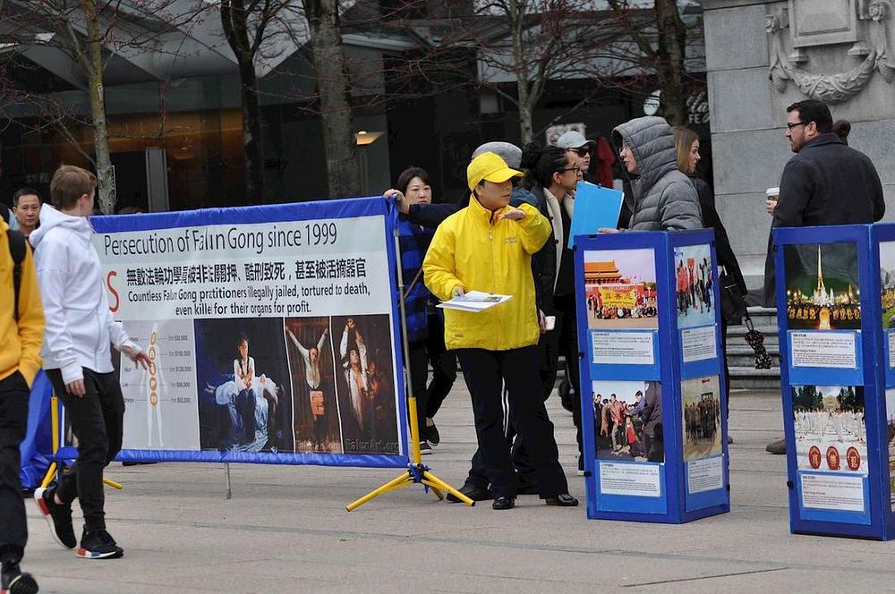 Stanovnici potpisuju peticiju pozivajući kanadske vlasti da pomognu spašavanju gđe Sun Xi, kanadske državljanke i poslovne žene koja se nalazi u zatvoru u komunističkoj Kini. 

