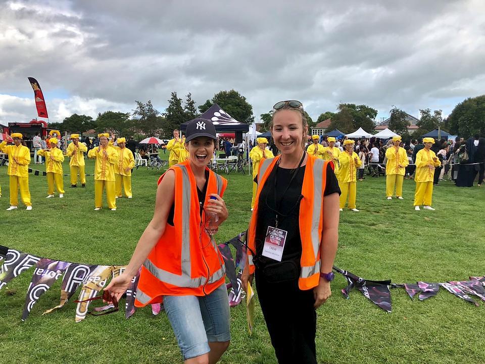 Sammy i Cara su uživale u nastupu dobošarske grupe. 