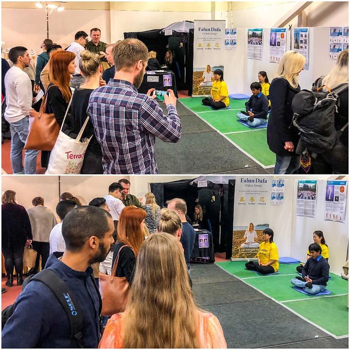 Gledaoci u posjeti Falun Dafa štandu. 