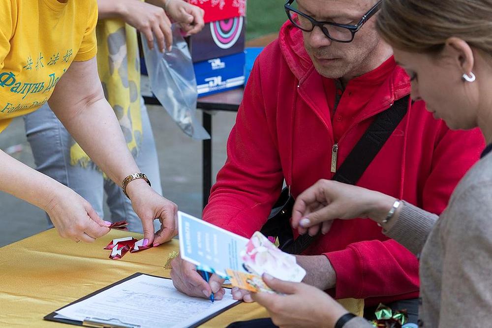 Potpisivanje peticije kojom se poziva na zaustavljanje progona u Kini 