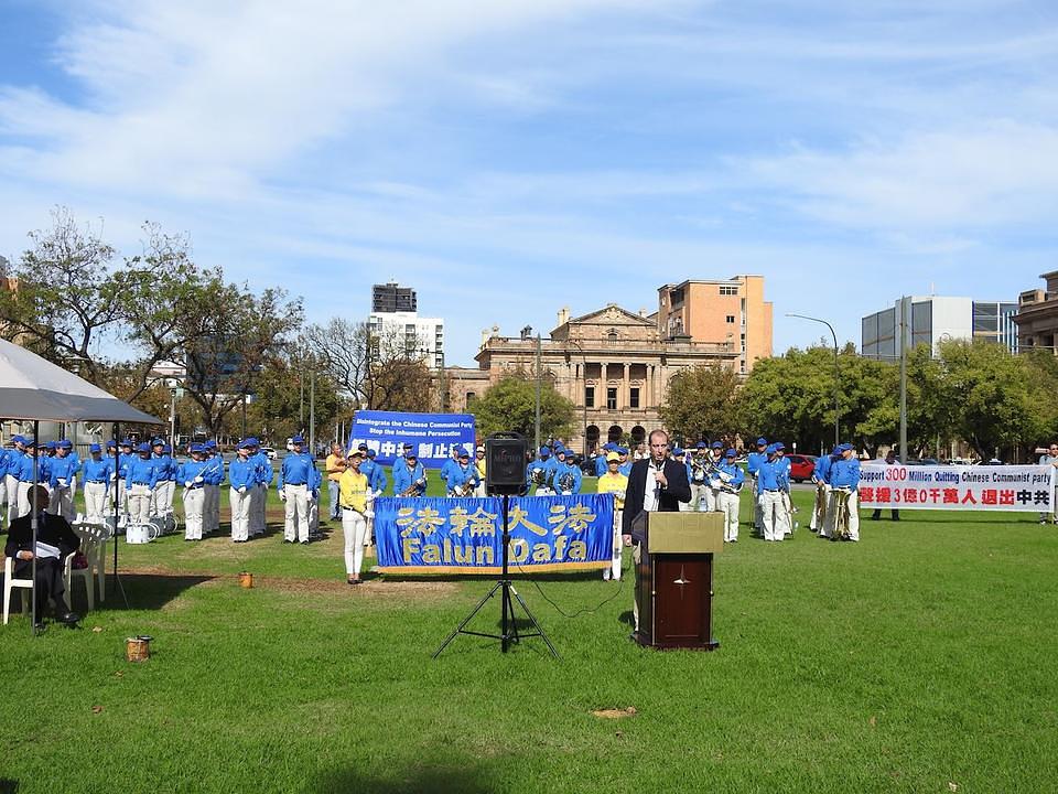 Miting na trgu Viktorija. 