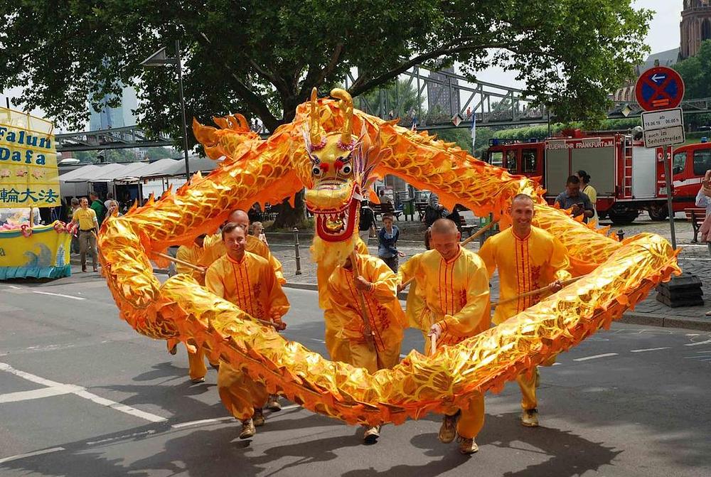 Grupa koja izvodi zmajev ples