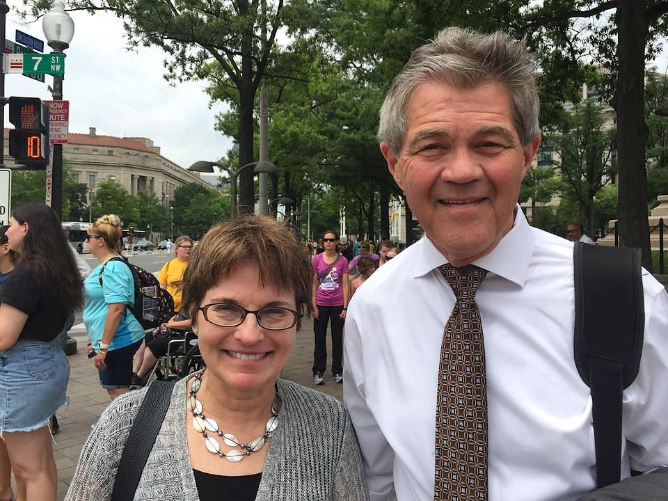 Luis Tolar (desno) je rekao da su poruke istaknute na maršu jasne i da daju nadu društvu. Njegova prijateljica Cindy Hody, profesorica na Univerzitetu Merilend, se s tim složila. 