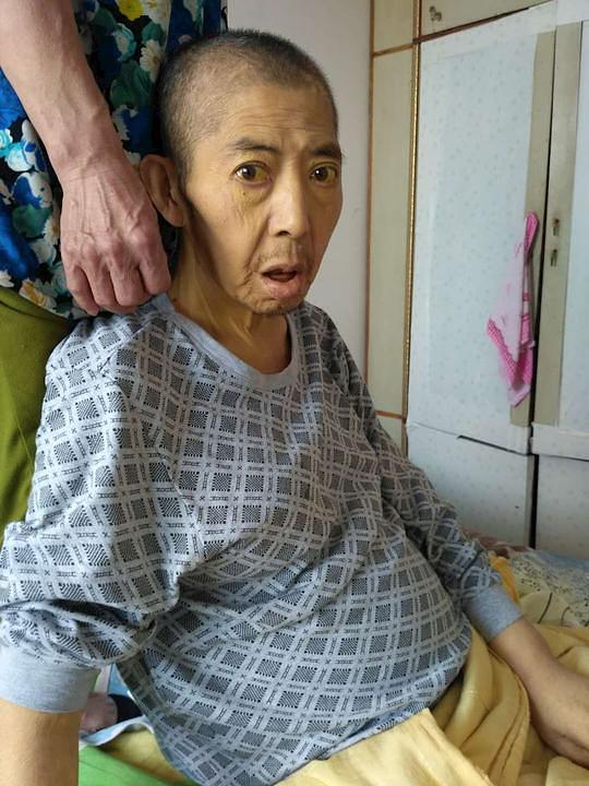 Gospodin Lu kod svoje kuće nakon što je bio pušten iz zatvora.