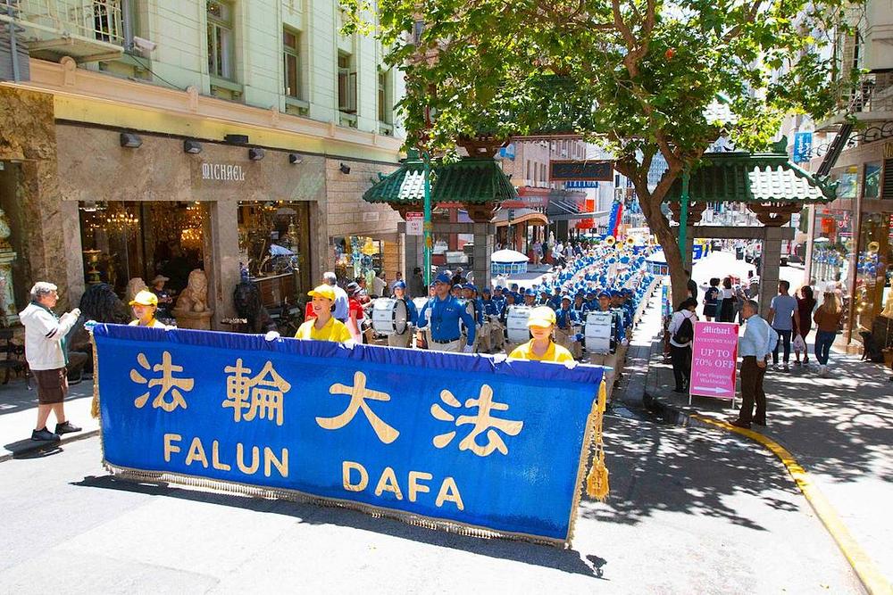 Marš ulazi u Kineski četvrt.