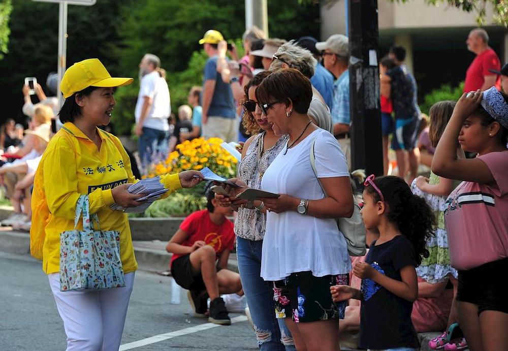 Gledaoci su bili sretni dobiti informativne materijale od praktikanata.