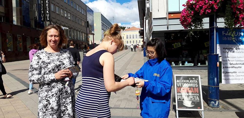 Prolaznici potpisuju praktikantsku peticiju kako bi osudili progon 
