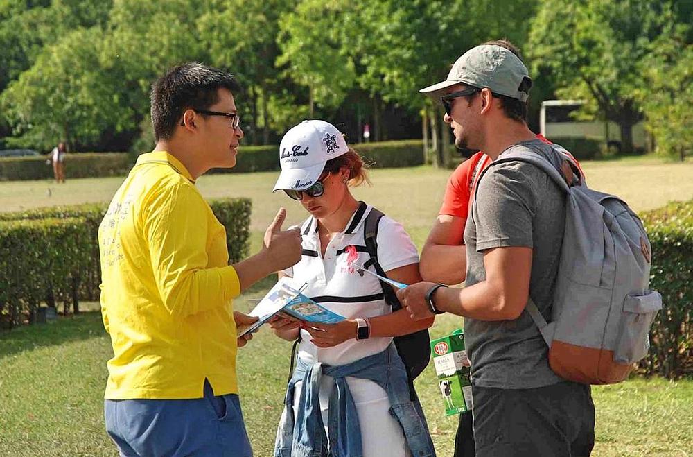 Praktikanti razgovaraju sa prolaznicima i traže pomoć da se okonča progon u Kini 