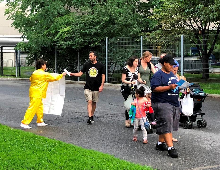 Porodica uzima letke od praktikanta