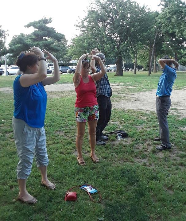 Posjetitelji uče vježbe na noćnoj tržnici