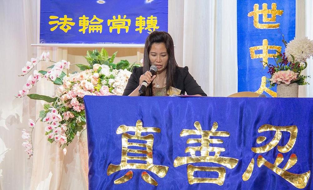 Praktikanti za govornicom
 