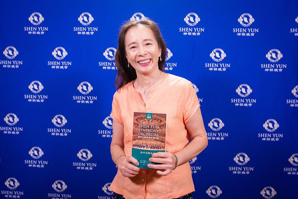 Emmy Chen, profesorica muzike na Nacionalnom univerzitetu obrazovanja u Taipeiu i na Shih Pas univerzitetu, na nastupu u Taipeiju.