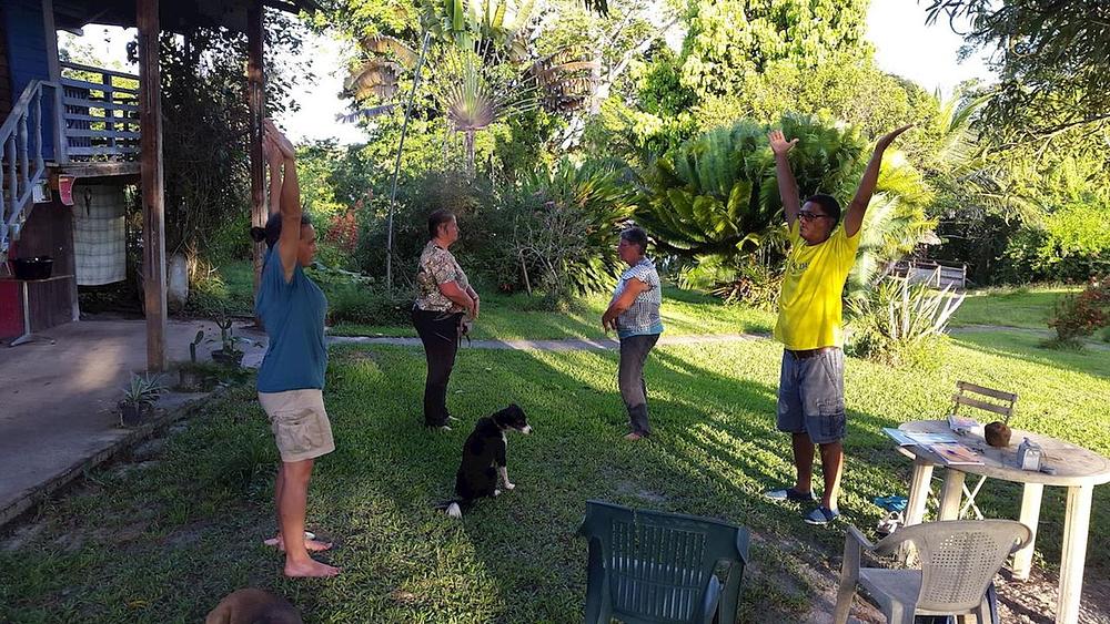 Dok su boravili u hotelu u Maripasouli praktikanti su susjedima pokazali Falun Dafa vježbe