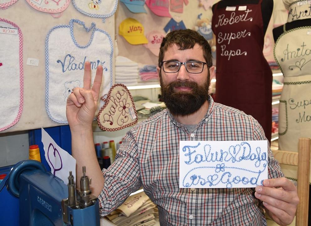 Nicola Santellani drži svoj vez na kojem piše: „Falun Dafa je dobar."