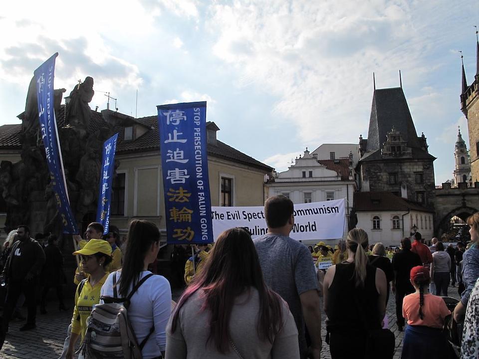 Povorka prelazi preko najstarijeg mosta u Pragu