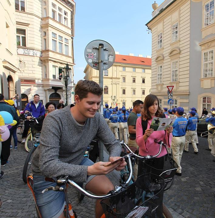 Prolaznici čitaju Falun Gong letke