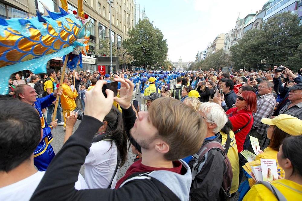 Mnoštvo ljudi prati mimohod u Pragu 29. rujna