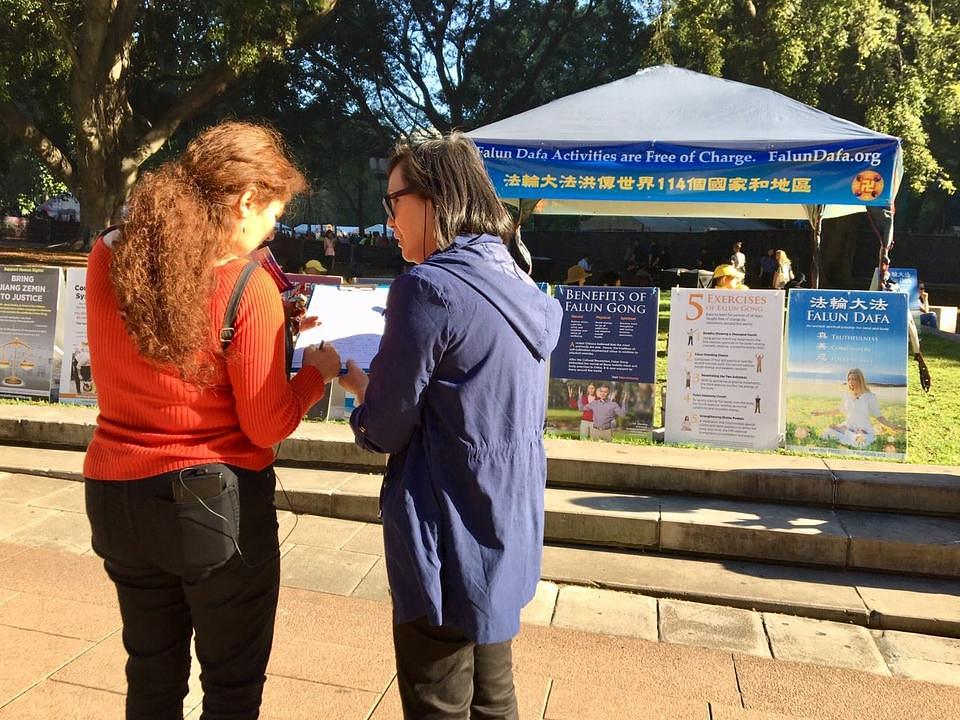 Prolaznici potpisuju peticiju koja poziva na okončanje progona.