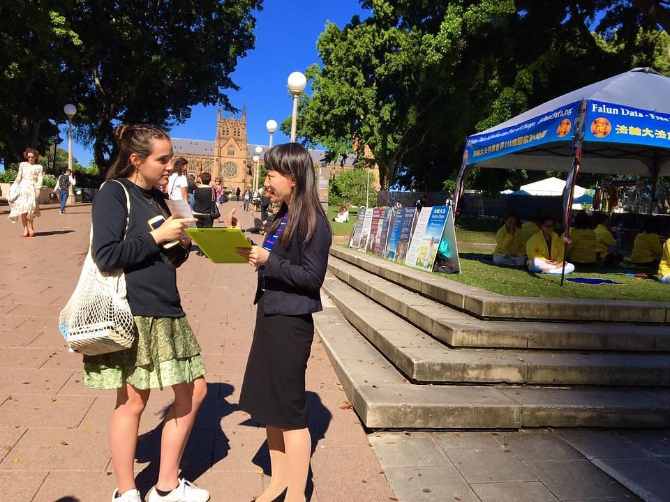 Praktikantica upoznaje prolaznike sa ovom praksom meditacije.